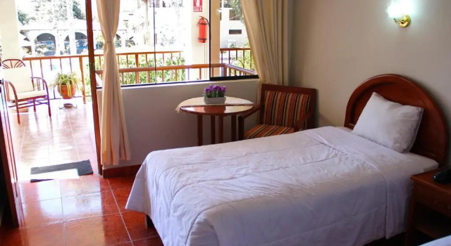 Deluxe Quadruple room with view Hotel Villa de Valverde