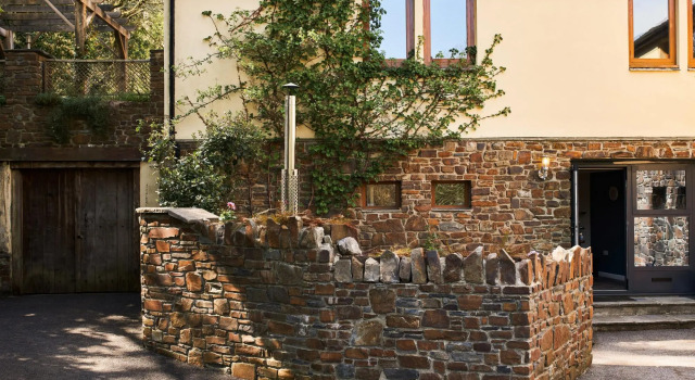 Swallows End – stylish bolthole with hot tub and pool in Dartmoor National Park