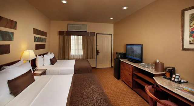 Четырёхместный номер Standard Mountain Modern Sedona, Tapestry Collection by Hilton