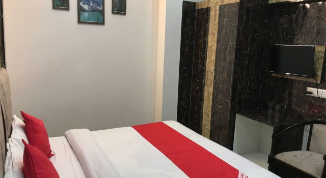 OYO 15771 4 Season Hotel