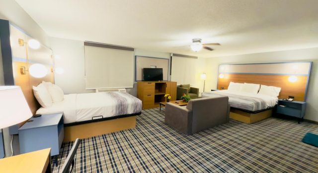 Люкс Deluxe AmericInn by Wyndham Lake Mills