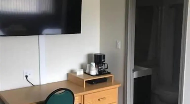 Четырёхместный номер Superior Howey Bay Motel