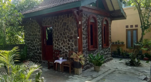 Luksusowy czteroosobowy pokój i balkonem i z widokiem na ląd Mettaloka Guest House and Art Space