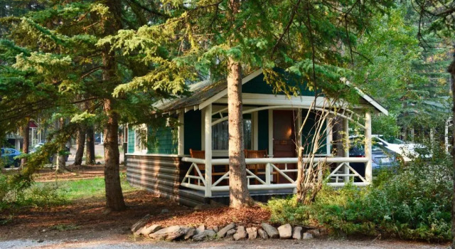 Коттедж Johnston Canyon Lodge & Bungalows