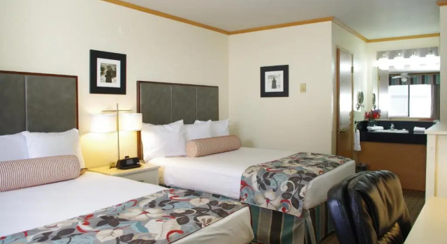 Четырёхместный номер Standard River House Inn, a Baymont by Wyndham