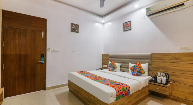 Номер Premium Fabhotel The Crestelia