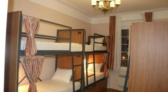 Кровать в общем номере Up Apartments
