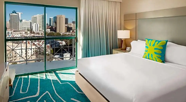 Двухместный люкс с 2 комнатами с балконом и с видом на город Embassy Suites by Hilton San Diego Bay Downtown