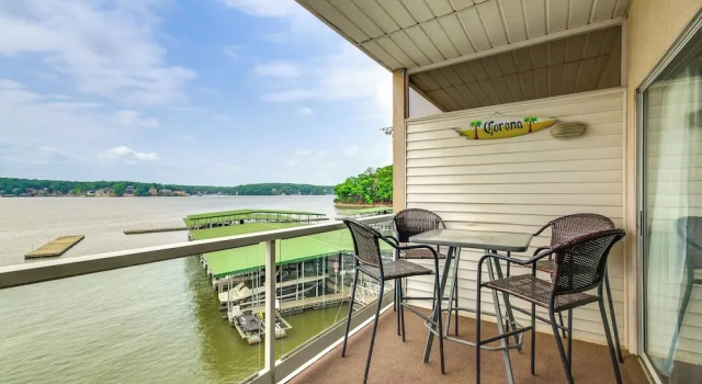 Community Perks! Waterfront Lake Ozark Escape
