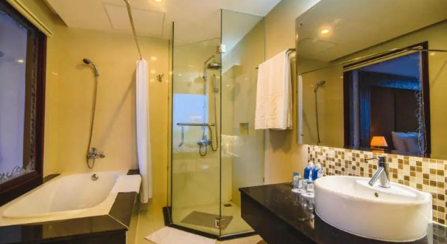 Номер Standard с балконом Mondial Hotel Hue