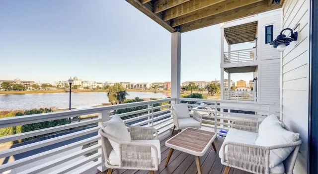 Апартаменты с 5 комнатами с балконом Lakefront Carolina Beach Townhome w/ 3 Balconies!