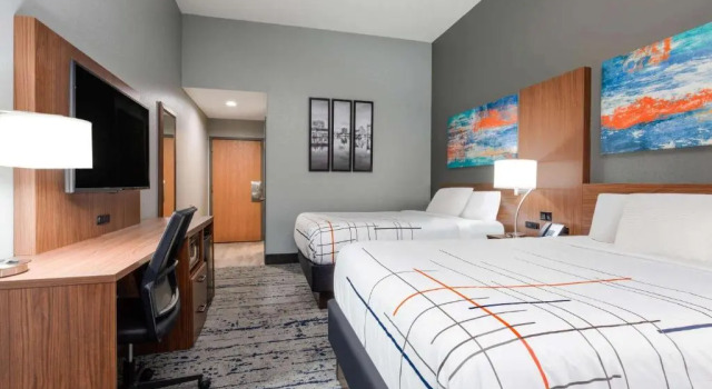Четырёхместный номер Deluxe Sleep Inn & Suites St Petersburg Gateway