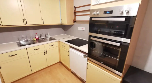 Апартаменты House - Sleeps up to 14 & Parking Available