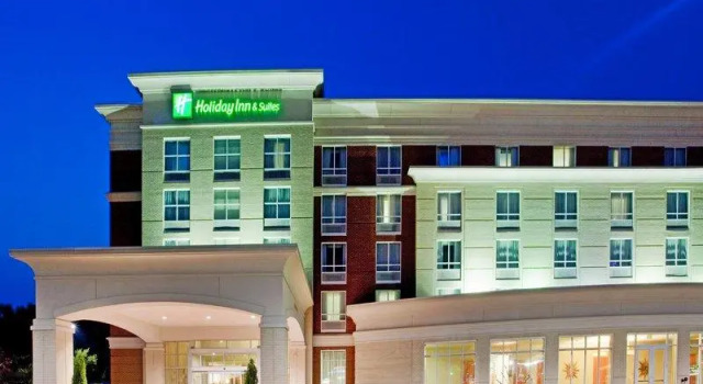 Кровать в общем номере Holiday Inn Hotel & Suites Gateway by IHG