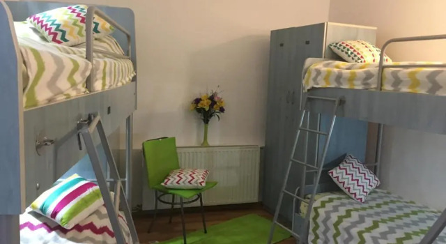 Кровать в общем номере Rolling Stone Hostel