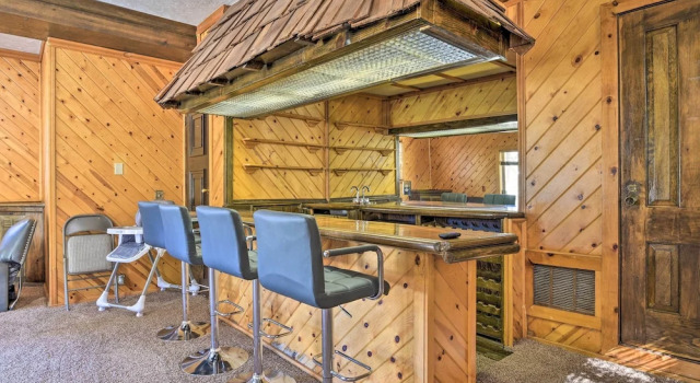 Коттедж Luxe Escape w/ Decks, Mtn Views, Game Room!