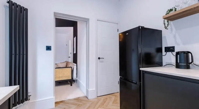 Коттедж Modern & Chic Four Bedroom Home