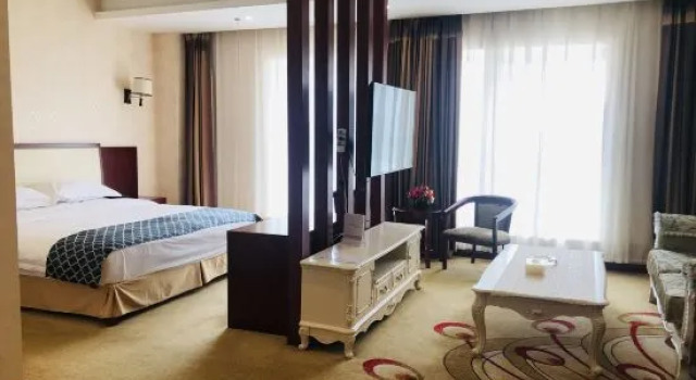Полулюкс Deluxe Karamay Jiuyue Longhua Grand Hotel