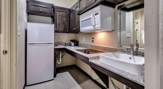 Четырёхместный люкс Americas Best Value Inn and Suites IAH Airport North