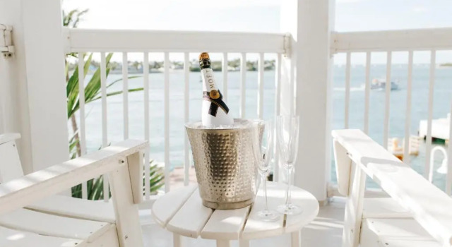 Номер Standard oceanfront Opal Key Resort & Marina
