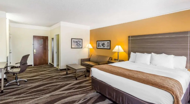 Люкс Comfort Inn near Frost Bank Center