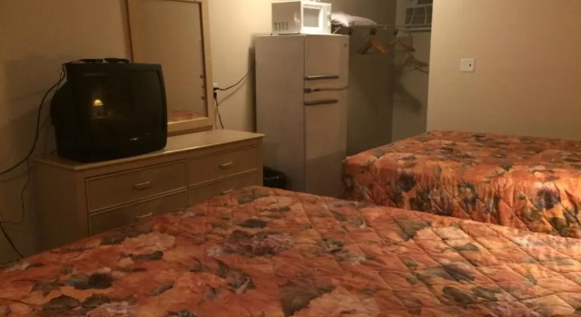 Четырёхместный номер Deluxe с балконом Royal Court Motel