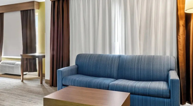 Четырёхместный люкс Holiday Inn Express Hotel & Suites Marion by IHG