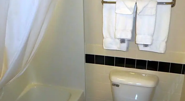 Номер Standard AmericInn by Wyndham Manitowoc