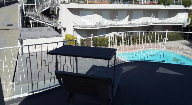Люкс с балконом и с видом на бассейн Ciclope Resort
