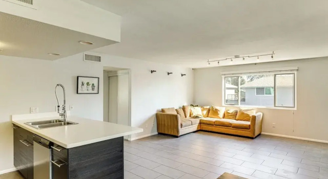 Community Pool: Scottsdale Condo 2 Mi to ASU, Забронировать Апартаменты/квартира Отели Скотсдейл с парковкой, Парковка