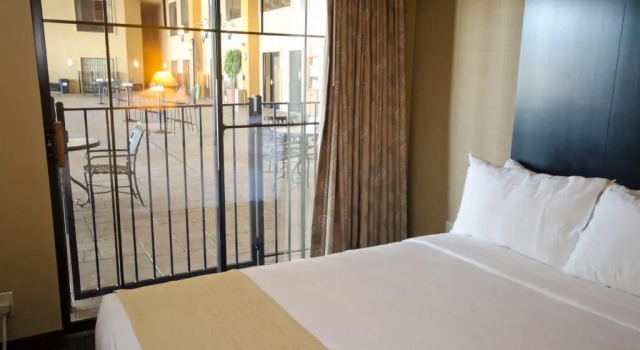 Четырёхместный номер Standard с видом на бассейн Holiday Inn St. Paul Northeast - Lake Elmo