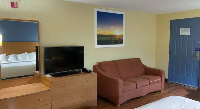 Days Inn & Suites by Wyndham Savannah Gateway I 95 And 204