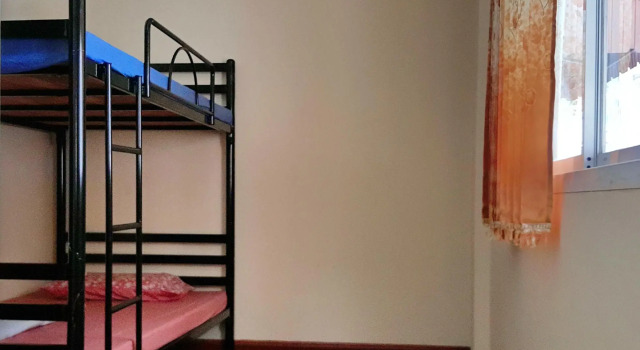 Кровать в общем номере Bangkok Legend Guesthouse