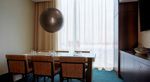 Четырёхместный клубный номер Standard Marriott Marquis Houston