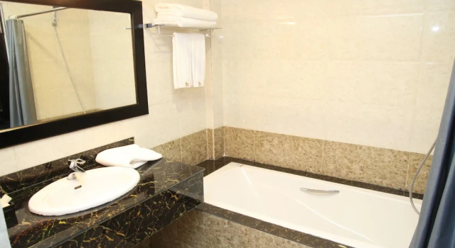 Номер Deluxe с балконом Mingalar Thiri Hotel