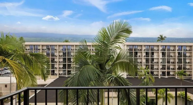 Четырёхместный номер Standard с балконом и с красивым видом из окна Courtyard by Marriott King Kamehamehas Kona Beach Hotel