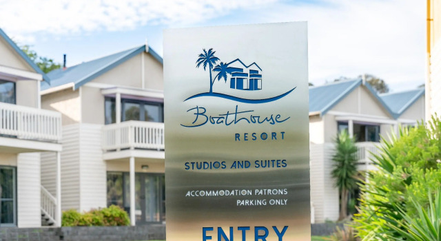 Boathouse Resort Studios and Suites, Book Resort  