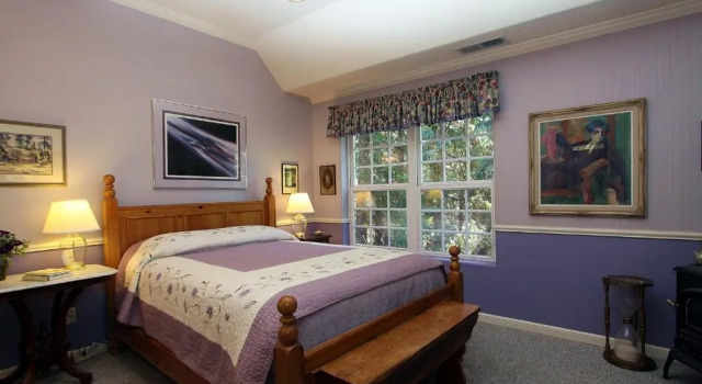 McCaffrey House B&B Inn, Book Bed and Breakfast Sherwood Forest USA