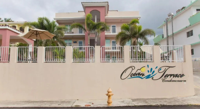 Ocean Terrace 202 - a block from Sandy Beach, Rezervovat Hotel Hotely v Aguadilla s parkováním, Parkování
