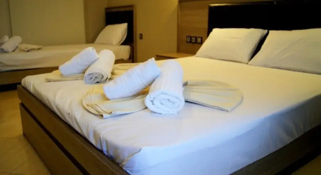 Elizabeth's House, Book Hotel  