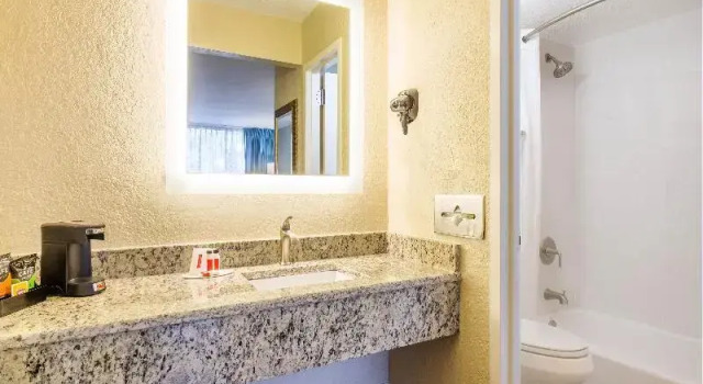 Номер Standard с красивым видом из окна Howard Johnson by Wyndham Lakeland