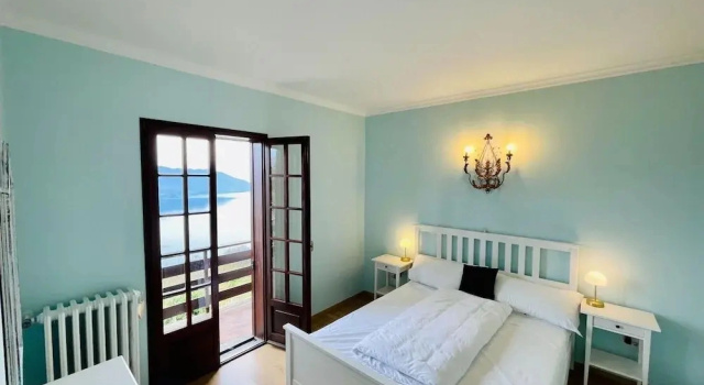 Charming Holiday Home With Lake View, Reservar Casa de férias Hotéis em Piemonte com estacionamento, Estacionamento