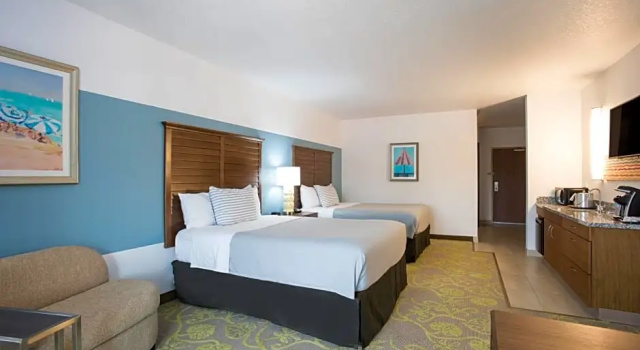 Четырёхместный люкс с балконом Clarion Hotel and Conference Center