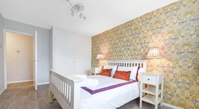 Surbiton modern 2 bedroom flat with parking, Забронировать Отель Отели Сурбитон с парковкой, Парковка