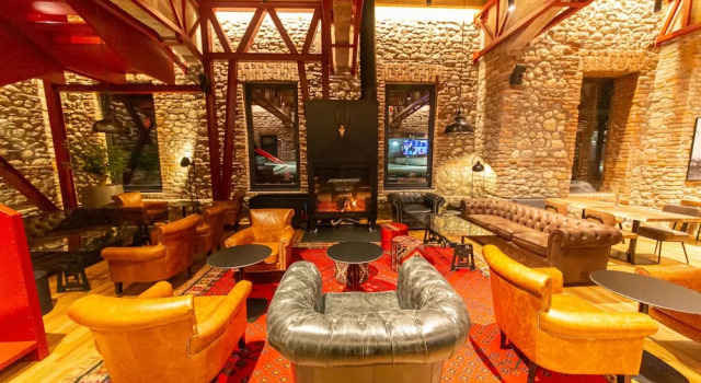 Melesin Distillery, Book Hotel Hoteller i Korçë County med parkering, Parkering