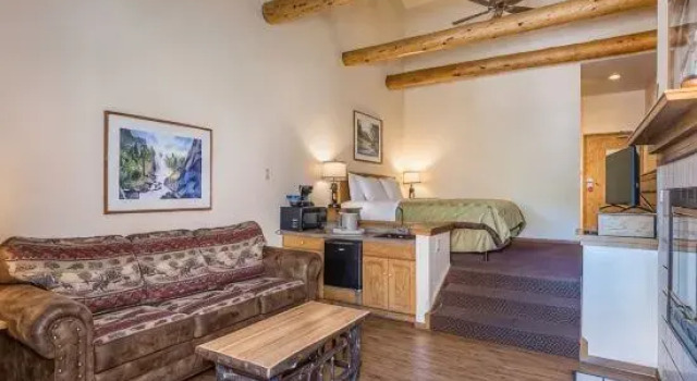 Люкс с частичным видом The Pines Resort & Conference Center