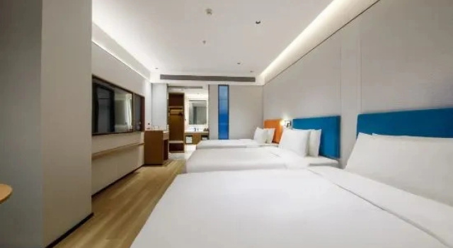 Кровать в общем номере Starway Hotel