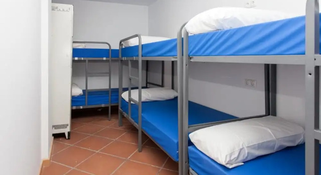 Кровать в общем номере с красивым видом из окна Galaxy Star Hostel Barcelona