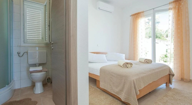 Awesome Home in Prigradica With Wifi and 4 Bedrooms, Prenota Hotel Prigradica 