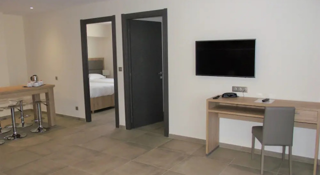 Кровать в общем номере с 2 комнатами с балконом Hotel Residence Lido Marana Bastia Furiani